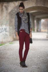 Pitillos burgundy chaleco pelo // Burgundy skinny jeans faux fur vest