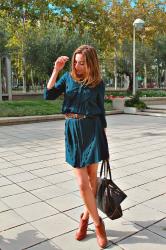 vestido, botin y shopping bag