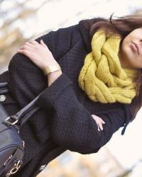 BLACK COAT & MUSTARD SNOOD