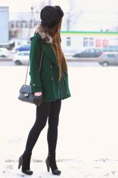 Zielony płaszcz, zamszowe botki i czarna czapka