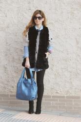 BLACK LEGGINS, BLUE BAG AND GREY SWEATER