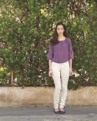 Le pantalon imprimé et les touches violettes