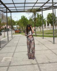 CROP TOP + MAXI PRINTED PANTS + WIND