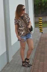 LEOPARD TEE & DESTROYED SHORTS