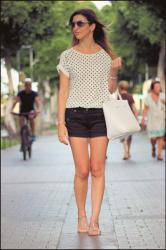 Look blanco y negro con topos en Las Palmas G.C.