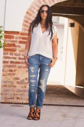 SIMPLE BUT CHIC: DISTRESSED JEANS & LACE-UP HEELS