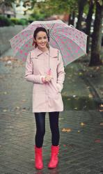 TENDENCIA: ABRIGO ROSA Y BOTAS DE AGUA 