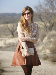 FALDA DE PIEL Y BLUSA EN TONOS CAMEL