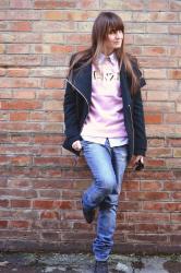 Felpa rosa, jeans e beanie