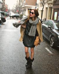 VESTIDO NEGRO, GABARDINA Y BOTAS BIKER