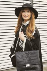 LOOK CON CAPA Y SOMBRERO NEGRO