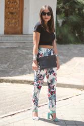 Crop top y pantalones estampados