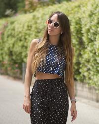 Crop top e pantaloni palazzo: un total look a pois!