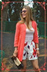 Falling Petals - Un cardigan in tweed arancione e shorts con petali colorati