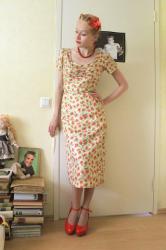 I love this 1950s wiggle dress. SO. MUCH.