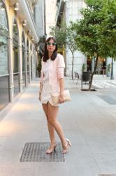 Look en blanco con colores pastel