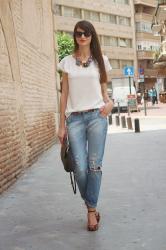 Boyfriend jeans + collar joya