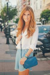 SHORTS AZULES Y BLUSA BLANCA