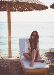 FEATHERS ON THE BEACH