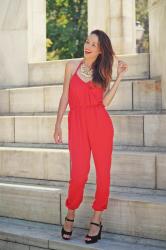 MONO ROJO Y COLLAR DE PERLAS 