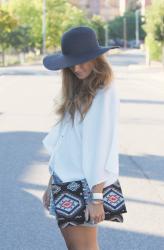 SHORTS Y BLUSA BLANCA