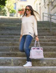 Jeans, maglione e scarpe da ginnastica