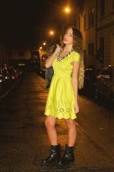 Un look per farsi notare: abito fluo e giacca preziosa