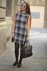 Un look in stile college: abito tartan e mocassini