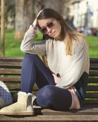 Un look in blu, beige e rosa 