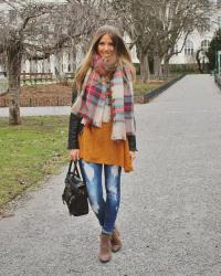 Blancet scarf and oversize pullover