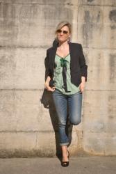 OUTFIT: PIED-DE-POULE TOP, JEANS AND A BLACK BLAZER