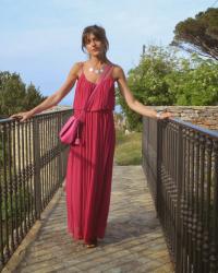Cherry Red Pleated Maxi Dress and Weightlessness ♥ Maxi robe plissée rouge cerise et apesanteur