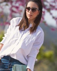 Camisa Blanca, Jeans y Sandalias Gladiadoras