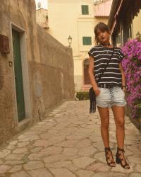 Striped Tee, Lace Up Shorts and Sandals and Black Lipstick for a Gothic Sailorette Look ♥ T-shirt rayé, short et sandales à lacets et rouge à lèvres noir pour une tenue de marinette gothique