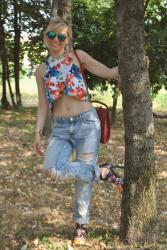 OUTFIT: BOYFRIEND RIPPED JEANS AND CROP TOP - BOYFRIEND STRAPPATI E CROP TOP STAMPA A FIORI -