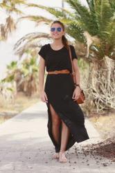 Combina tu maxivestido negro con complementos en marrón