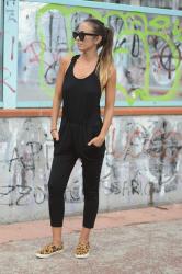 Total black e un tocco leopardato 