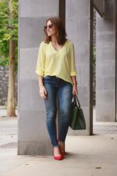 Combina tres colores en tu look: amarillo, rojo y verde.