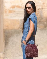 Mono denim con sandalias Jaeryn de Isabel Marant