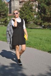 PINAFORE DRESS - OUTFIT BIANCO E NERO ED UN CAPPOTTO OVERSIZE -