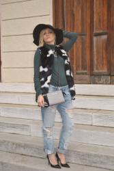 OUTFIT: FAUX FUR VEST, RIPPED BOYFRIEND JEANS AND BLACK WIDE BRIM WOOL HAT - COME ABBINARE IL GILET DI ECO PELLICCIA - 