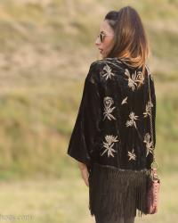 Estilo 70's: Kimono de terciopelo bordado con flecos