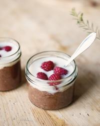 Chokladchiapudding med mandelmjölk och hallon