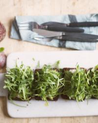 Avokadomackor med fetaost och blåbärssmoothie med kardemumma