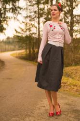 Ein frühlingshafter Tageslook mit dem rosaroten Hell Bunny Cardigan