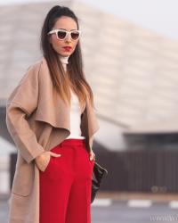 Abrigo camel, culottes rojos y botines de Magrit