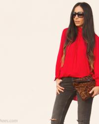 Blusa romántica roja, jeans rotos y Zapatos con tachuelas de Rebeca Sanver