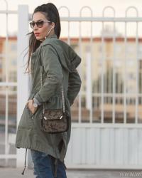 Look cómodo deportivo con Sudadera con mensaje, jeans boyfriend y Adidas Stan Smith