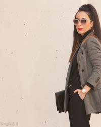 Chaqueta Blazer de Espiga, pantalones baggy negros y botines con cordones de Magrit