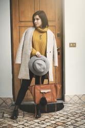 Vitamina C &#124; Senape sweater and a brown shoulder bag